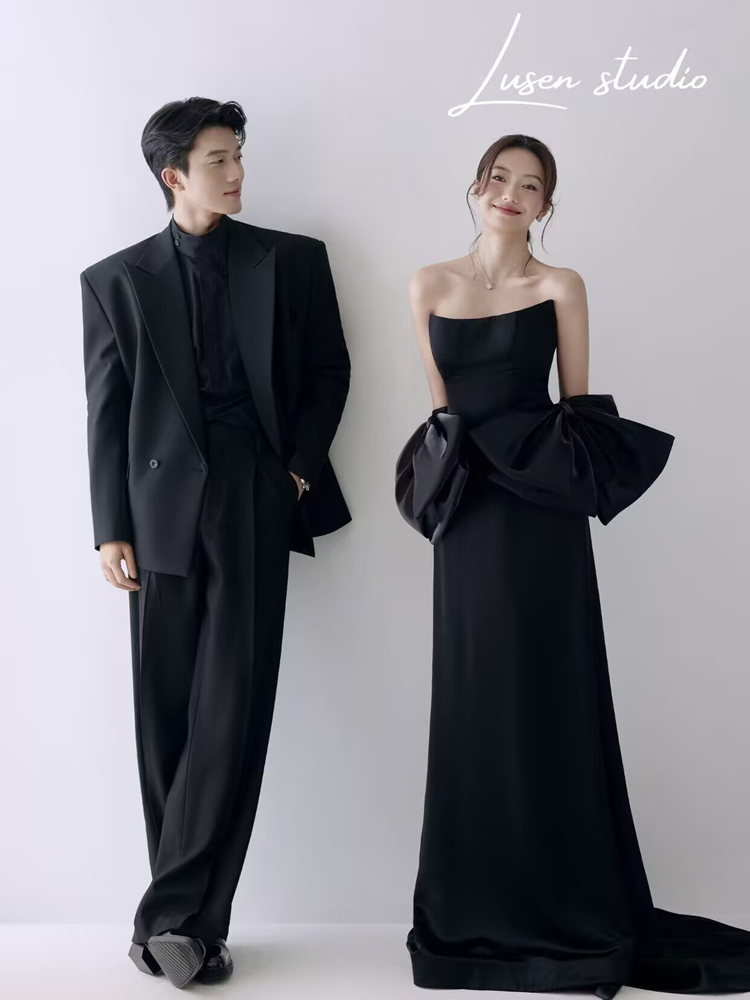 Photography Wedding - Minimalistyczna czarna sukienka Hepburn z odkrytymi